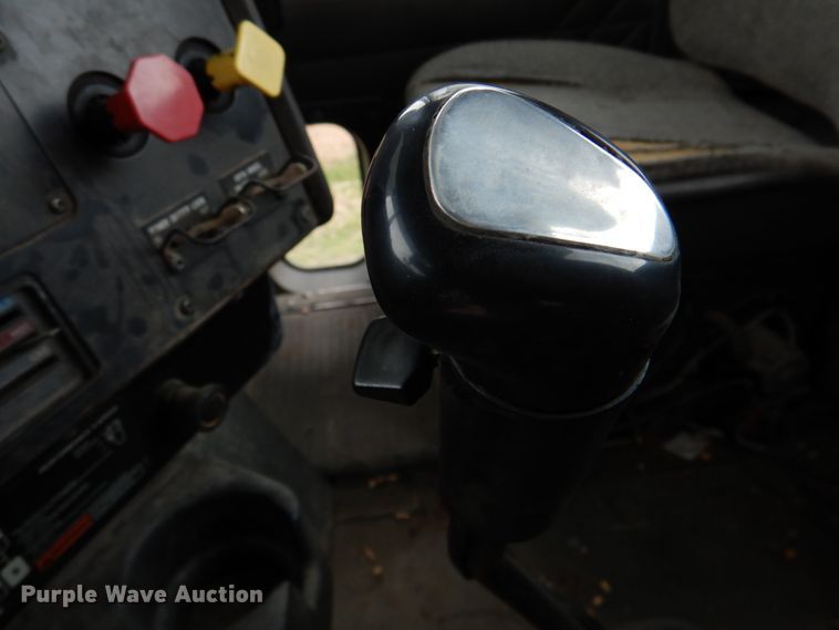 image for item DN2540 1998 International 9100  semi truck