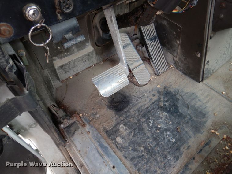 image for item DN2540 1998 International 9100  semi truck