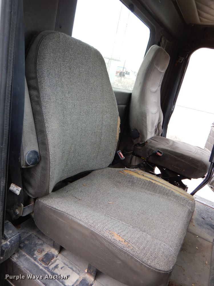 image for item DN2540 1998 International 9100  semi truck