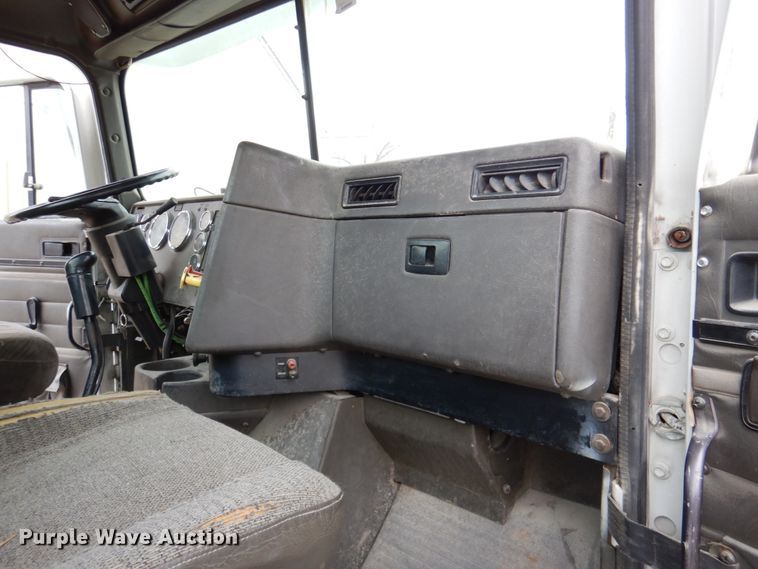 image for item DN2540 1998 International 9100  semi truck