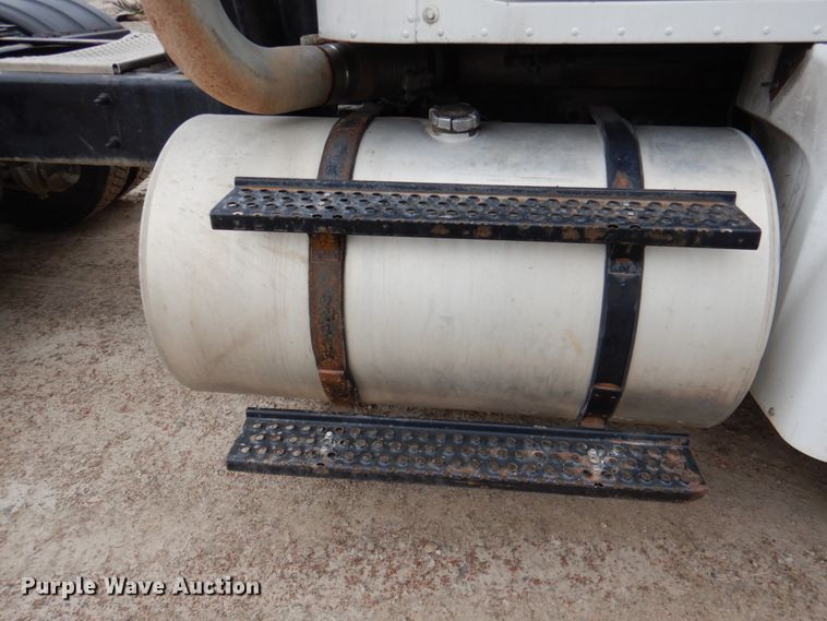 image for item DN2540 1998 International 9100  semi truck