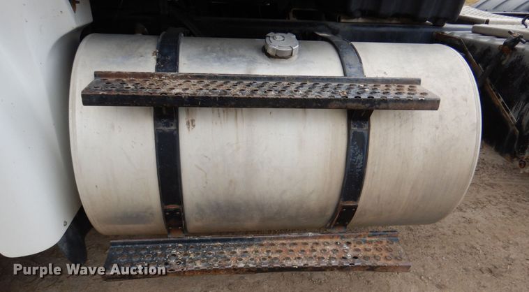 image for item DN2540 1998 International 9100  semi truck