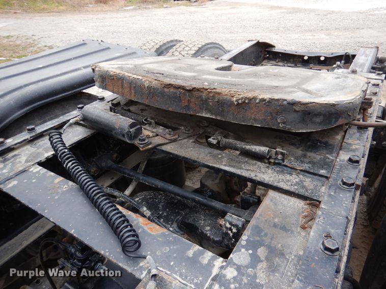 image for item DN2540 1998 International 9100  semi truck