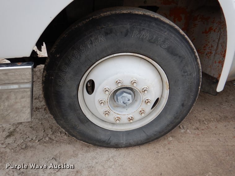 image for item DN2540 1998 International 9100  semi truck