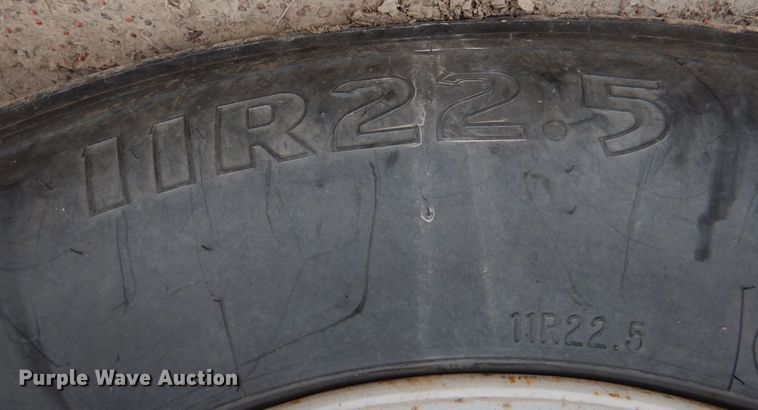 image for item DN2540 1998 International 9100  semi truck