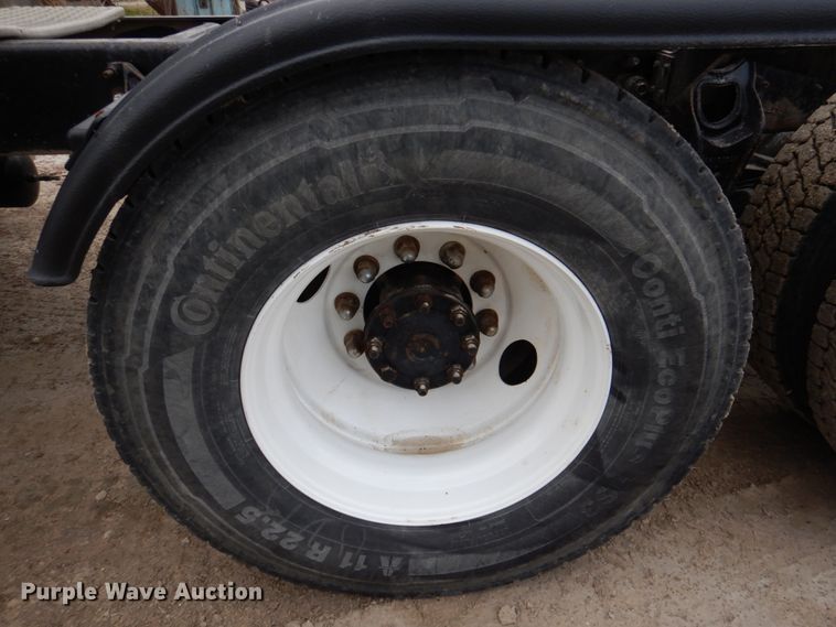 image for item DN2540 1998 International 9100  semi truck