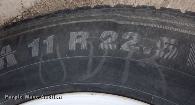 image for item DN2540 1998 International 9100  semi truck