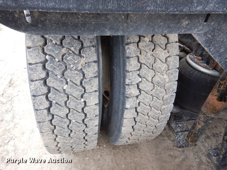 image for item DN2540 1998 International 9100  semi truck