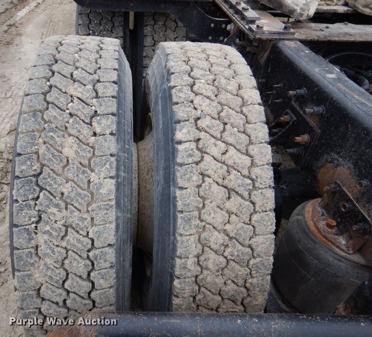 image for item DN2540 1998 International 9100  semi truck