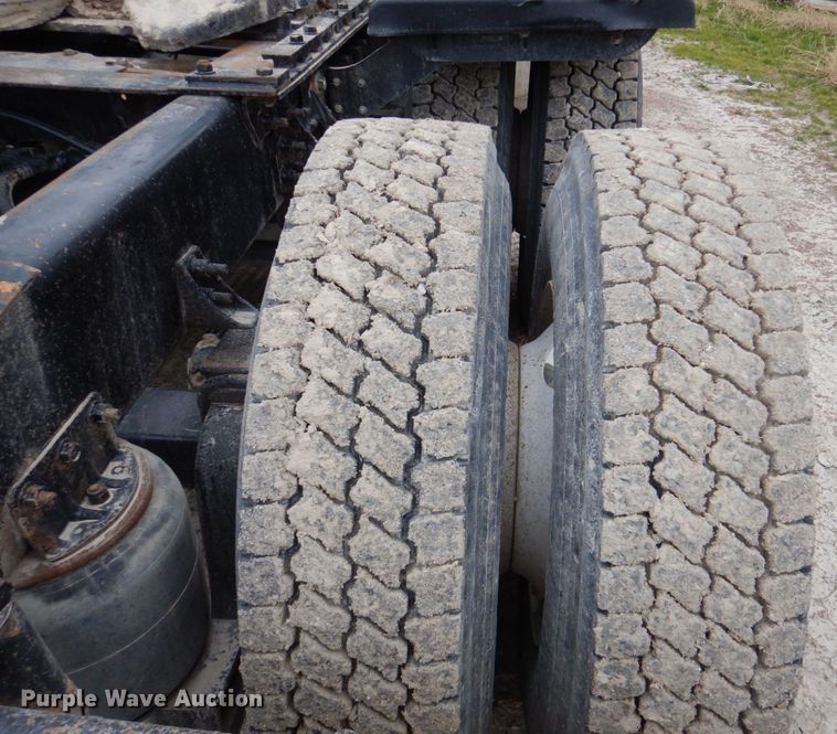 image for item DN2540 1998 International 9100  semi truck