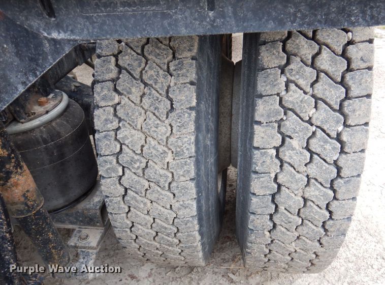 image for item DN2540 1998 International 9100  semi truck