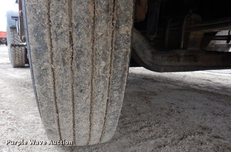 image for item DN2540 1998 International 9100  semi truck