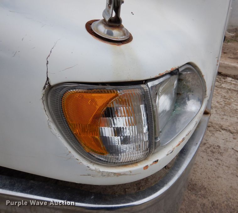 image for item DN2540 1998 International 9100  semi truck