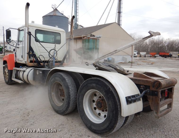 image for item DN2541 2012 Mack CHU613  semi truck