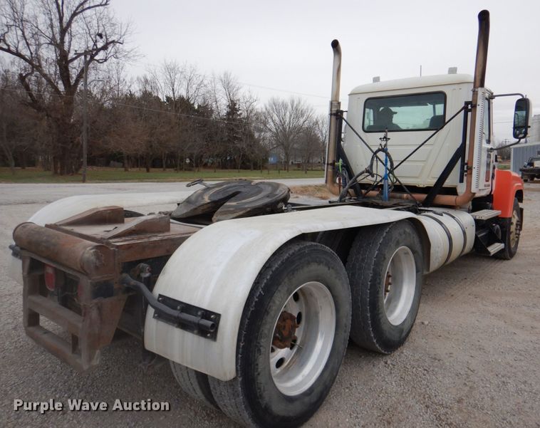 image for item DN2541 2012 Mack CHU613  semi truck