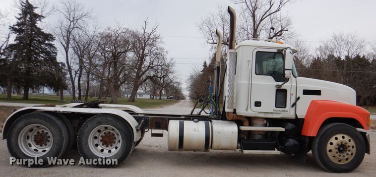 image for item DN2541 2012 Mack CHU613  semi truck