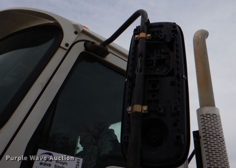 image for item DN2541 2012 Mack CHU613  semi truck