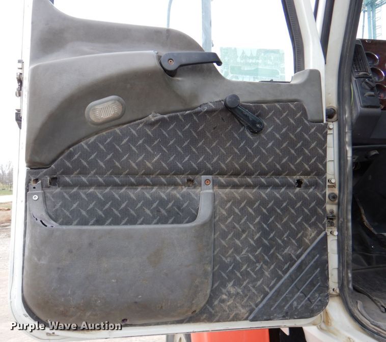 image for item DN2541 2012 Mack CHU613  semi truck