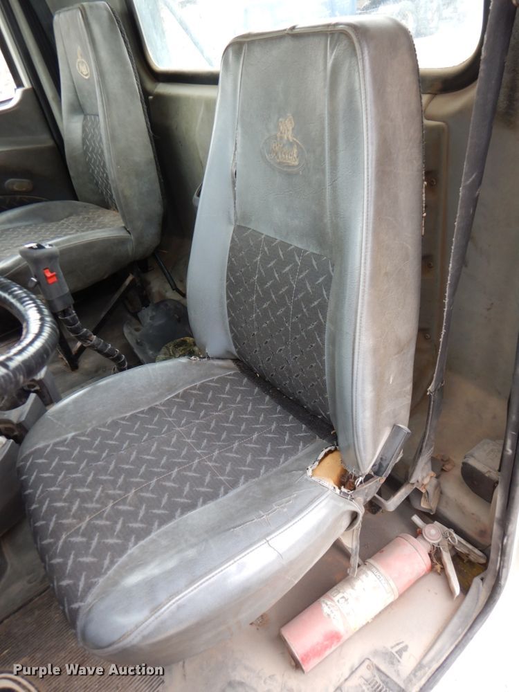 image for item DN2541 2012 Mack CHU613  semi truck