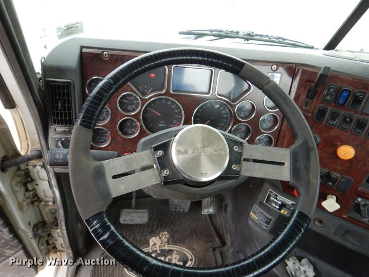 image for item DN2541 2012 Mack CHU613  semi truck