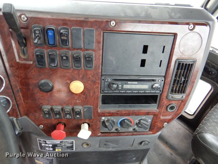 image for item DN2541 2012 Mack CHU613  semi truck