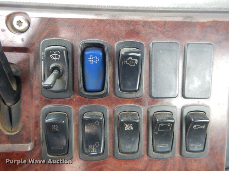 image for item DN2541 2012 Mack CHU613  semi truck