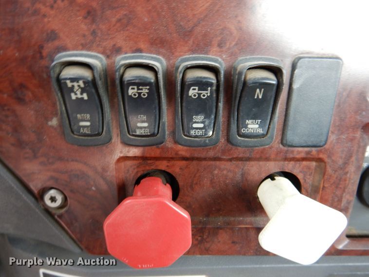 image for item DN2541 2012 Mack CHU613  semi truck