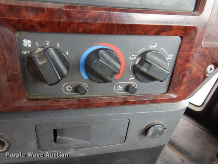 image for item DN2541 2012 Mack CHU613  semi truck