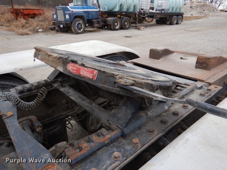 image for item DN2541 2012 Mack CHU613  semi truck