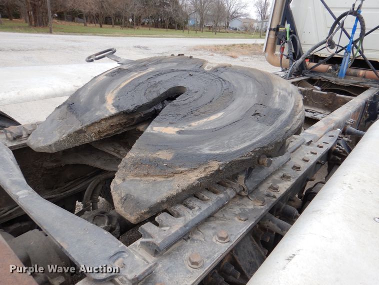 image for item DN2541 2012 Mack CHU613  semi truck