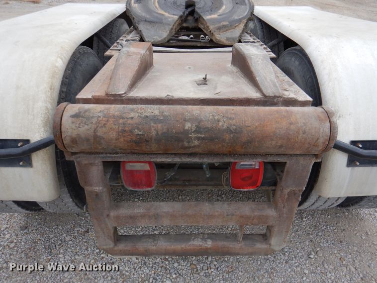 image for item DN2541 2012 Mack CHU613  semi truck