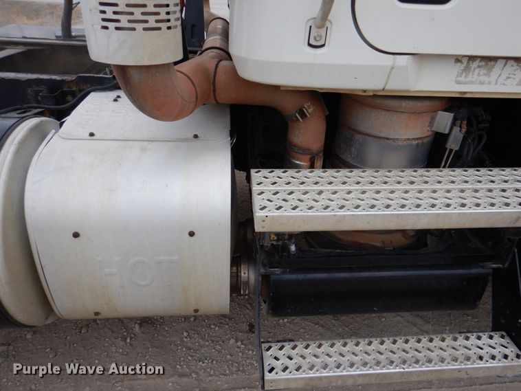 image for item DN2541 2012 Mack CHU613  semi truck