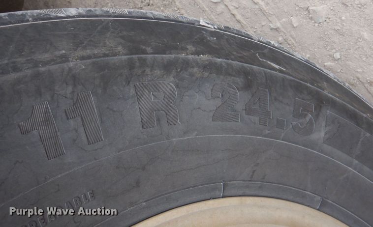 image for item DN2541 2012 Mack CHU613  semi truck