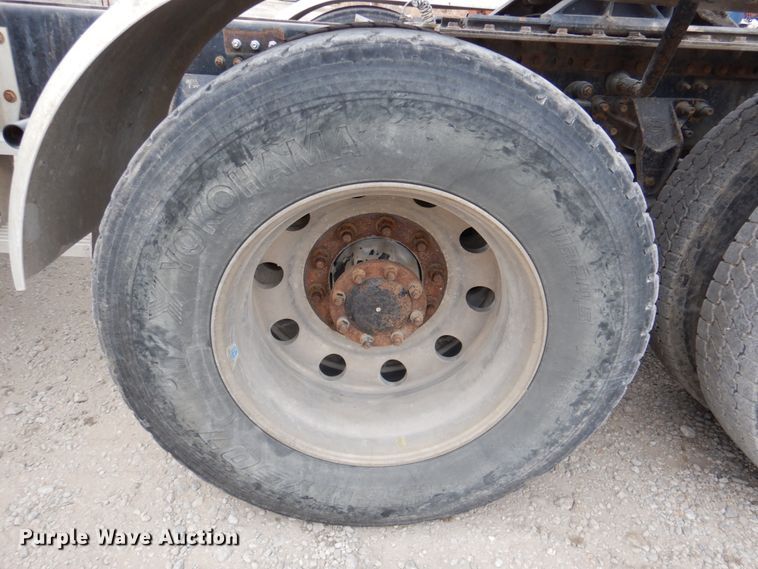 image for item DN2541 2012 Mack CHU613  semi truck