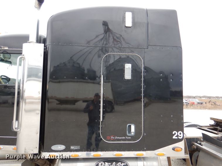 image for item DN5399 2007 Peterbilt 379  semi truck