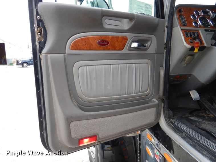 image for item DN5399 2007 Peterbilt 379  semi truck