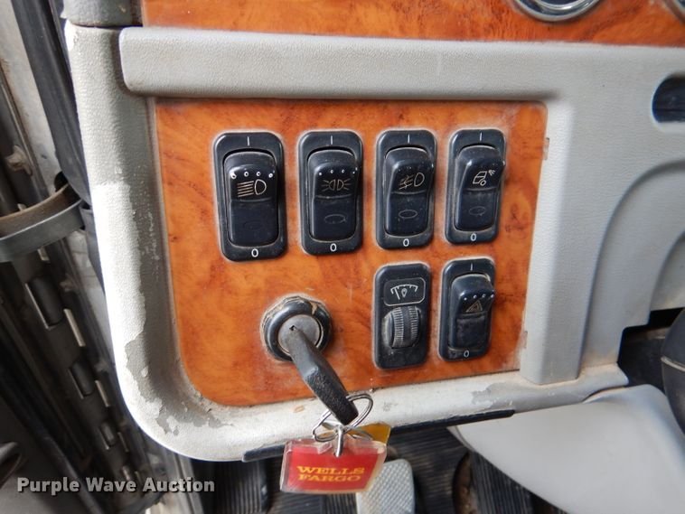 image for item DN5399 2007 Peterbilt 379  semi truck