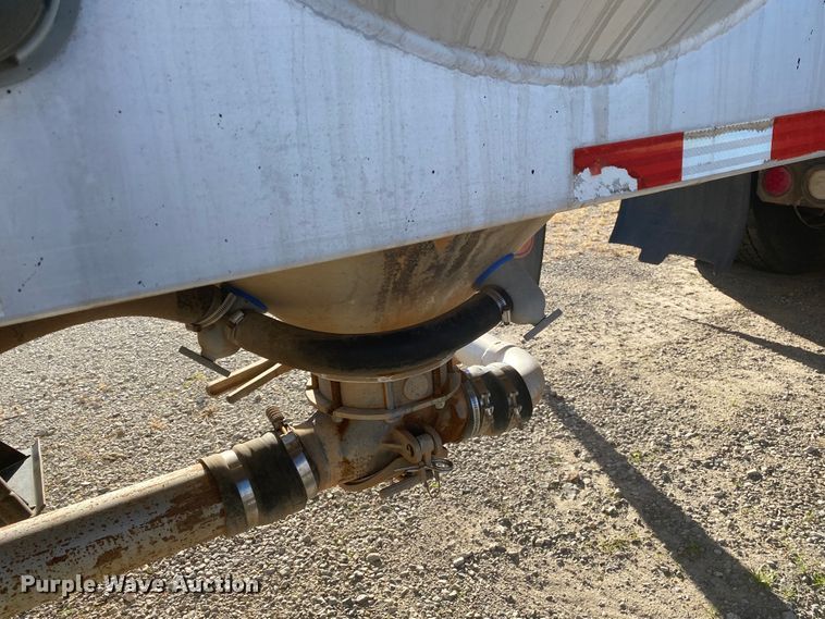 image for item DN6576 2006 Vantage  pneumatic dry bulk trailer