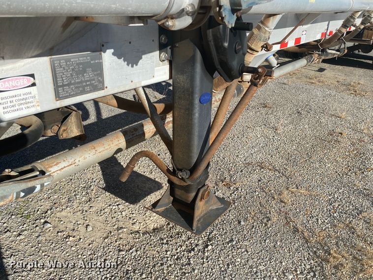 image for item DN6576 2006 Vantage  pneumatic dry bulk trailer