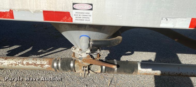 image for item DN6576 2006 Vantage  pneumatic dry bulk trailer