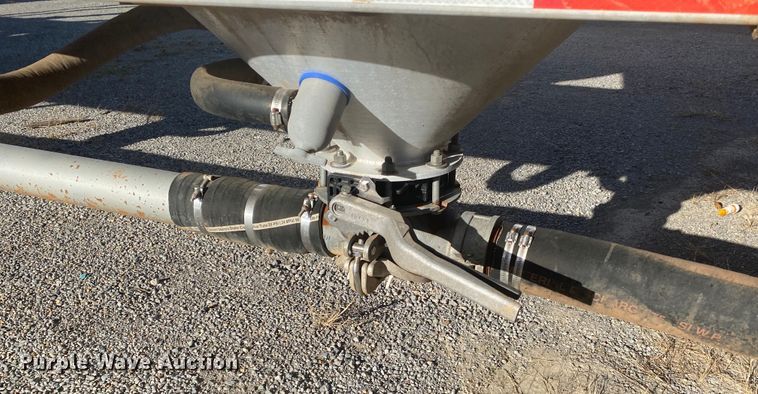 image for item DN6576 2006 Vantage  pneumatic dry bulk trailer