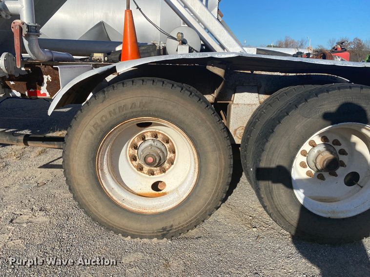 image for item DN6576 2006 Vantage  pneumatic dry bulk trailer