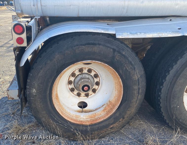 image for item DN6576 2006 Vantage  pneumatic dry bulk trailer