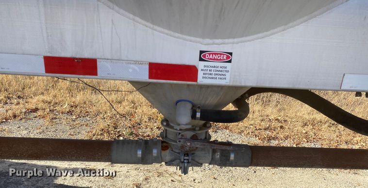 image for item DN6577 2007 Vantage  pneumatic dry bulk trailer