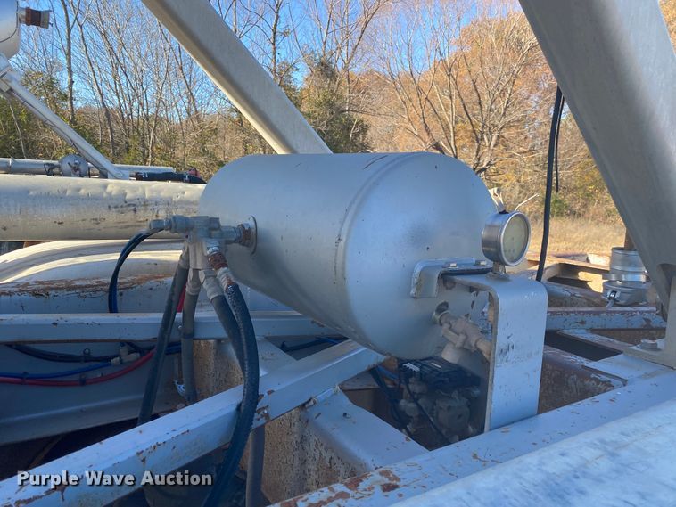 image for item DN6580 2006 Vantage  pneumatic dry bulk trailer