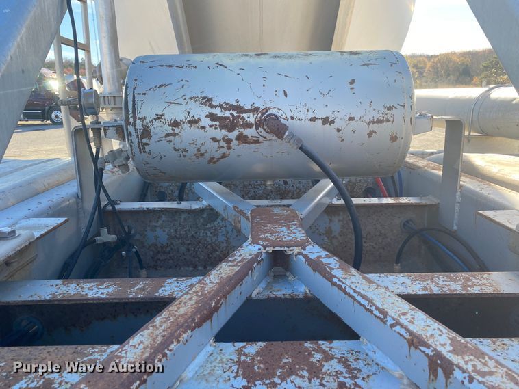 image for item DN6580 2006 Vantage  pneumatic dry bulk trailer