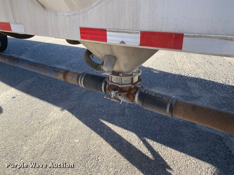 image for item DN6580 2006 Vantage  pneumatic dry bulk trailer