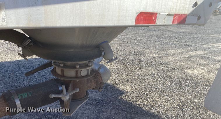 image for item DN6580 2006 Vantage  pneumatic dry bulk trailer