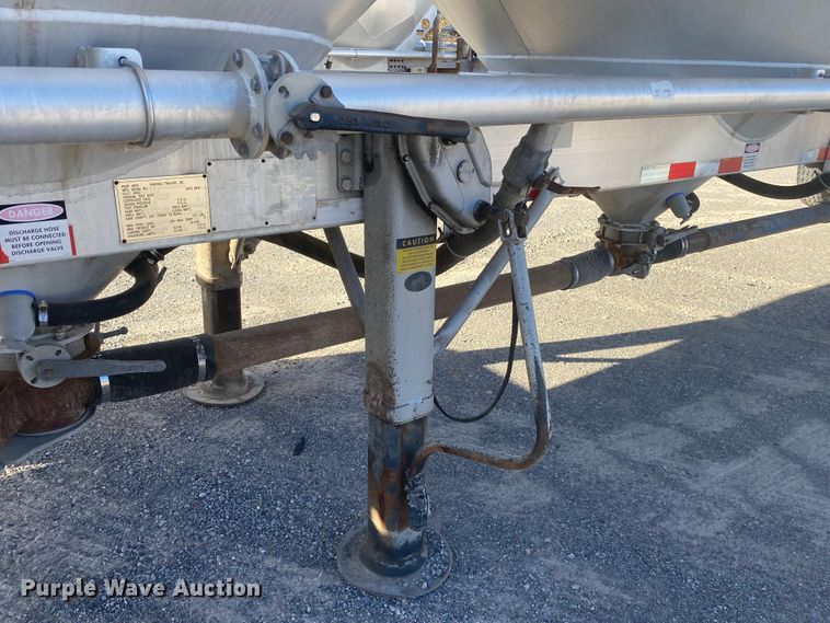 image for item DN6580 2006 Vantage  pneumatic dry bulk trailer
