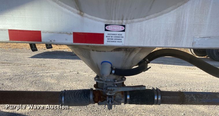 image for item DN6580 2006 Vantage  pneumatic dry bulk trailer